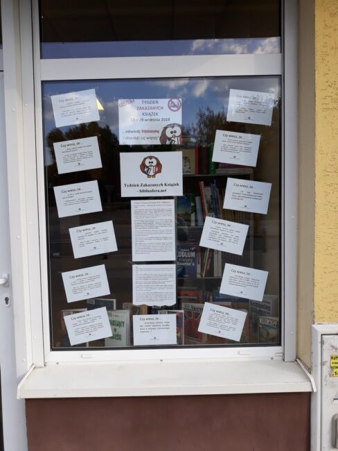 na szybie kartki z informacjami o Tygodniu Zakazanych Książek