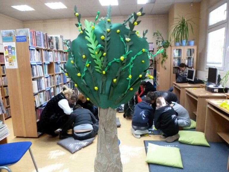 sztuczne drzewo w bibliotece
