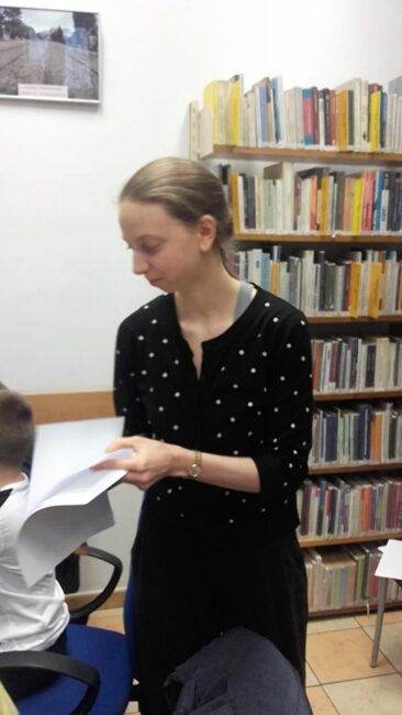 Julia Konieczna w bibliotece