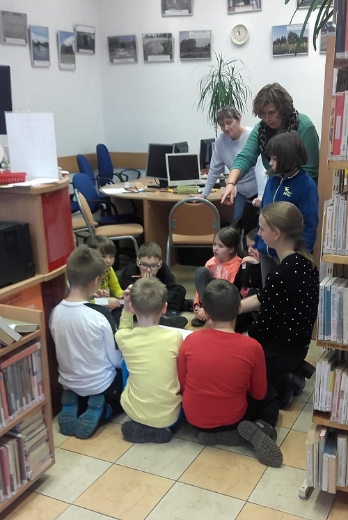 Julia Konieczna z dziećmi na warsztatach bibliotecznych