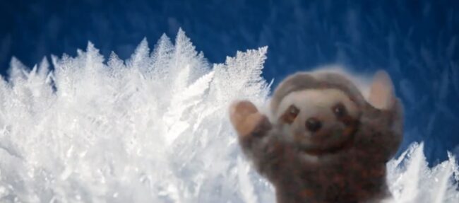 pacynka Lu - leniiwec - na tle widzianego w powiększeniu płatka śniegu