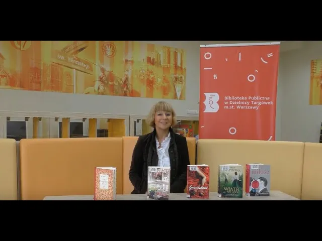 pani bibliotekarka prezentuje nowości wydawnicze
