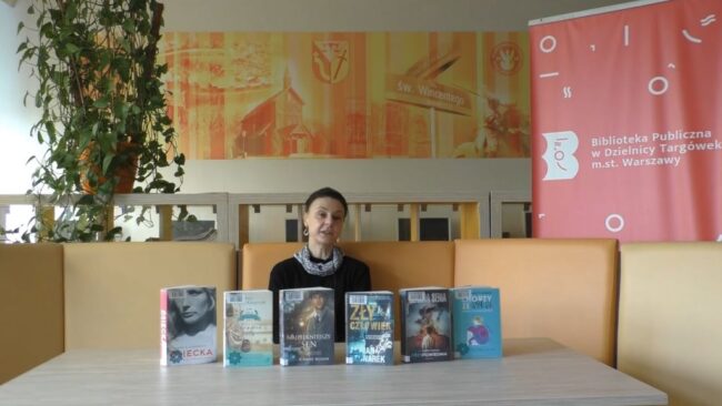 bibliotekarka prezentuje omawiane książki