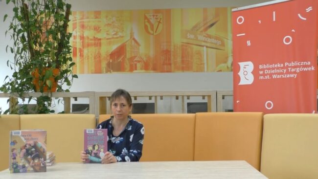 bibliotekarka prezentuje omawiane książki