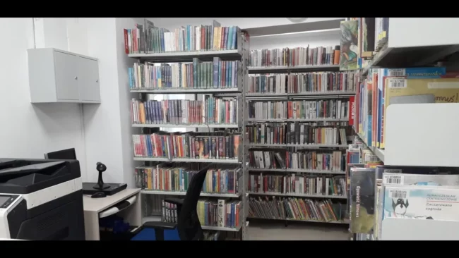 regały z książkami