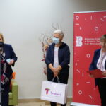 burmistrz Dorota Kozielska i dyrektor Danuta Jankowska gratulują zwyciężczyni bitwy na słowa
