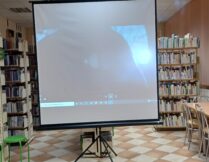 projekcja filmu w bibliotece na ekranie