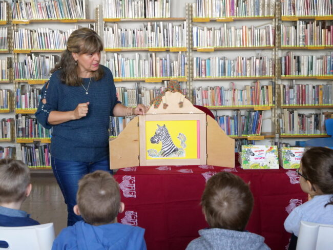 Agnieszka Kazała prezentuje bajkę w teatrzyku kamishibai