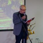 poeta grupy Akant prezentuje swój wiersz