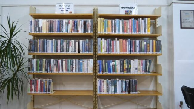 regał biblioteczny z książkami