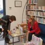 zdjęcie przedstawia autorkę książek dla dzieci - Agnieszkę Kazałę i młoeidzeż ustawiającą kamerę w ramach przygotowań do nagrania wywiadu