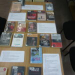 zdjęcie przedstawia wystawę książek w Wypożyczalni dla Dorosłych i Młodzieży nr 60 w związku z Dniem Praw Człowieka; wypożyczalnia poleca m.in. książki: "Łzy na piasku", "Chile południowe"
