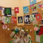 wystawa bombek i kart świątecznych wisząca w holu Biblioteki dla Dzieci i Młodzieży nr 53