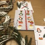 dzieci tworzą wianuszki adwentowe i kartki świąteczne