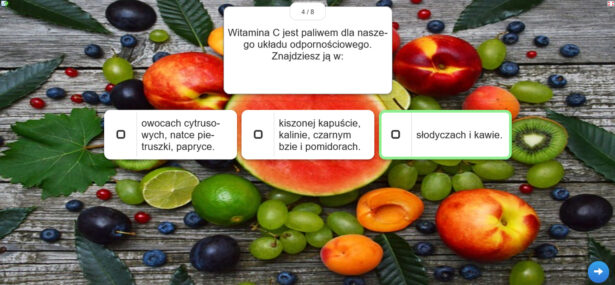jedno z pytań quizu: Witamina C jest paliwem dla naszego układu odpornościowego. Znajdziesz ją w: a) owocach cytrusowych, natce pietruszki, papryce b) kiszonej kapuście, kalinie, czarnym bzie i pomidorach c) słodyczach i kawie; w tle zdjęcie przedstawiające owoce: arbuz, brzoskwinie, winogrona, kiwi, jagody, śliwki