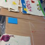 torby płócienne ozdobione farbami przez dzieci w trakcie zajęć
