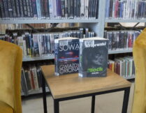na stoliku stoją książki omawiane podczas kwietniowego spotkania Dyskusyjnego Klubu Książki, wymienione w treści wpisu