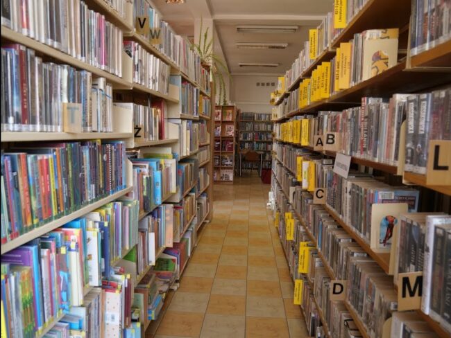 korytarz, po lewej i prawej stronie regały z książkami