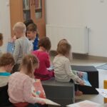 dzieci w trakcie spotkania w bibliotece