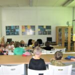przedszkolaki siedzą przy stolikach i uczestniczą w zajęciach o architekturze