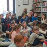 dzieci słuchają pisarza - Marka Samselskiego