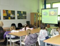 dzieci oglądają prezentację multimedialną o wiośnie