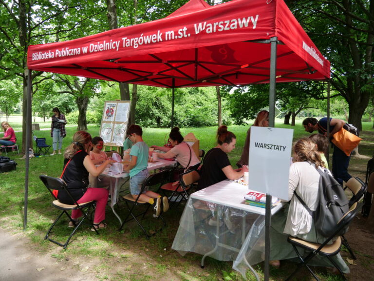 namiot biblioteki w parku bródnowskim