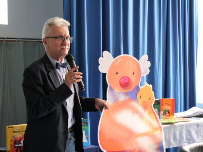 autor i obok niego duża kartonowa postać pana kuleczki