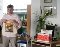 Sławomir Brzózek prezentuje torbę materiałową z wizerunkiem obrazu Krzyk