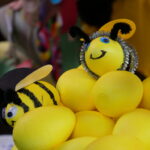 twarze pszczółek na żółtych piłeczkach
