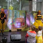 aktorzy w strojach pszczółek na scenie