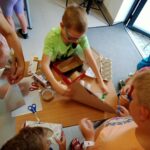 dzieci tworzą makietę Warszawy przyszłości