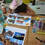 wakacyjne zajęcia edukacyjne - tworzenie plakatów o podróżach
