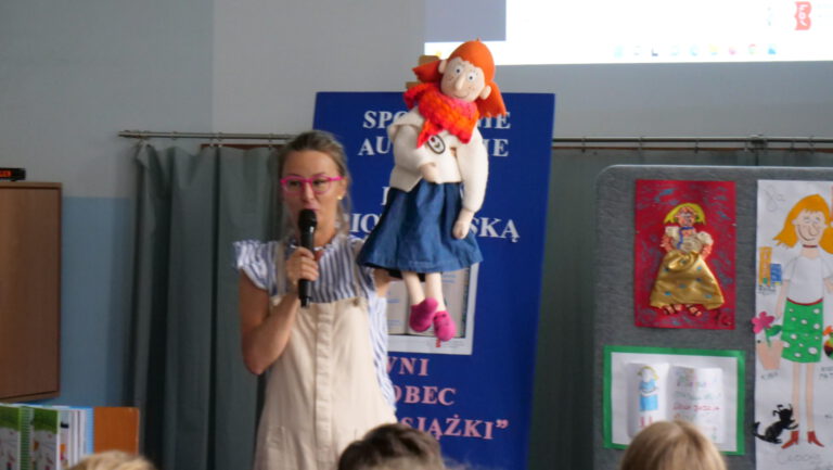 Eliza Piotrowska z lalką ciocią Jadzią.