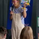 Eliza Piotrowska pokazuje uczniom swoją ksiiążkę "Ciocia Jadzia".