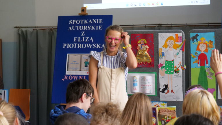 Eliza Piotrowska opowiada uczniom o swojej twórczości, odpowiada na pytania.