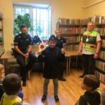 dziecko przymierza strój policjanta