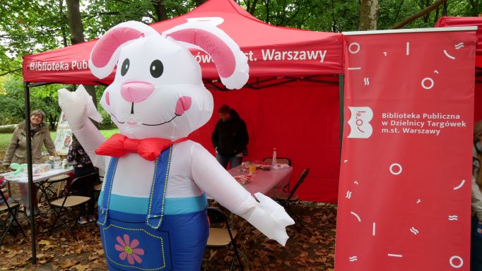 duża chodząca maskotka królika - pchli targ w parku Bródnowskim