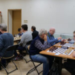 rozgrywki szachowe przy stolikach