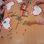 praca plastyczna - dziecki ozdabiają papierowe serca
