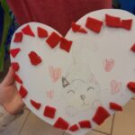serce, a w nim namalowany kotek - efekt pracy plastycznej dzieci