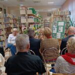 spotkanie autorskie: uczestnicy słuchają pisarki - Doroty Majewskiej
