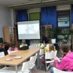 dzieci oglądają film w bibliotece