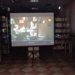 ekran projektora w bibliotecel kadr z filmu Biuro detektywistyczne Lassego i Mai. Pierwsza tajemnica