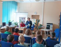 uczniowie szkoły podstawowej słuchają opowieści pisarki - Renaty Piątkowskiej