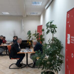 uczestnicy turnieju szachowego podczas zmaganiach przy szachownicach