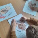 dzieci malują w kąciku plastycznym w bibliotece