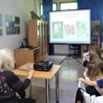 biblioterka opowiada treść prezentacji multimedialnej o jesieni