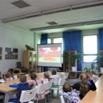 dzieci oglądają prezentację multimedialną o jesieni