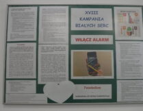 wystawka tematyczna na ścianie biblioteki dotycząca tematu tegorocznej Kampanii Białych Serc - Włącz alarm